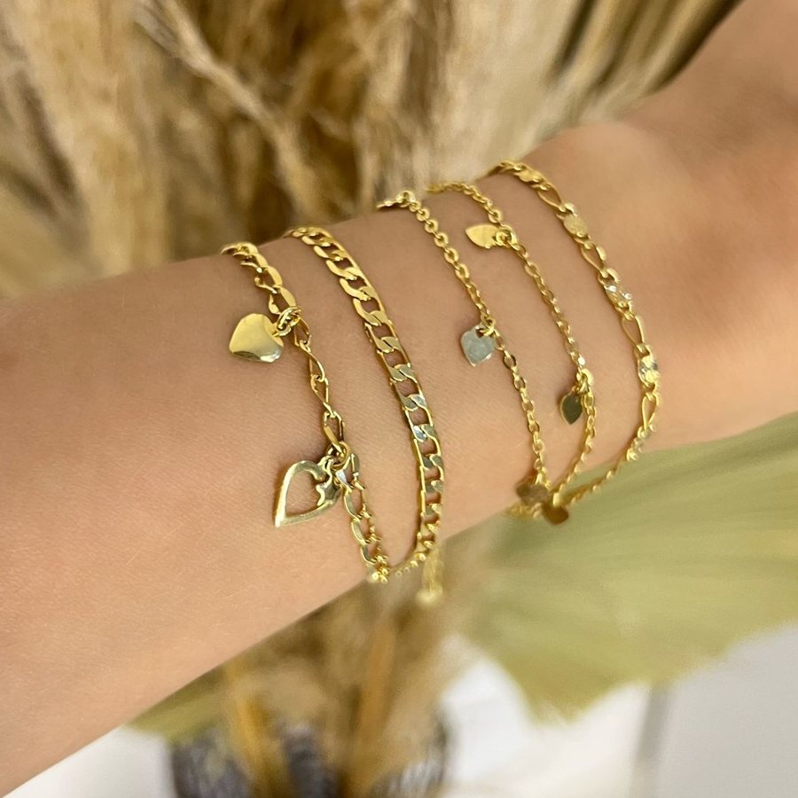 Detalhe de pulseiras douradas